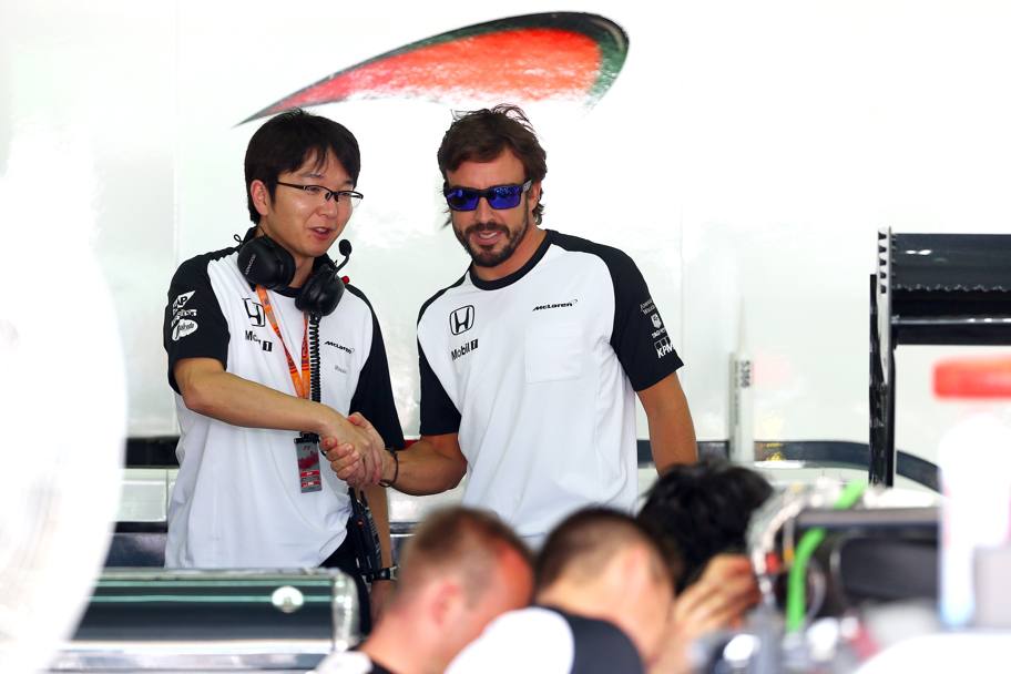 Alonso riprende confidenza ai box McLaren